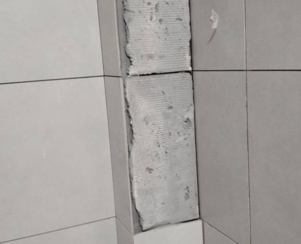 上城瓷砖空鼓维修公司分享下瓷砖施工前基层浇水润湿程度不足，可能导致以下问题
