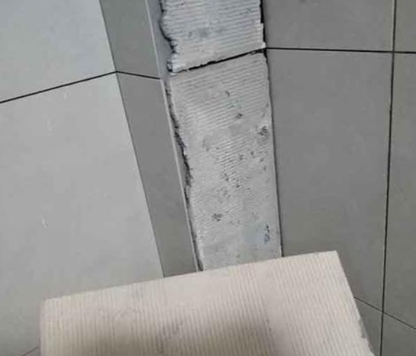 上城瓷砖空鼓维修公司分享下厨房瓷砖脱落的补救措施。